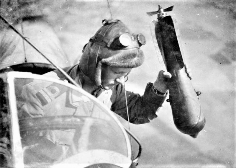 SSZ_class_blimp_dropping_bomb_WWI_IWM_Q_67695